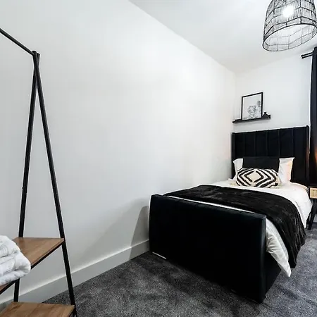 Holiday home Palm Place 3bd With Parking Suits Contractor Leeds (West Yorkshire)